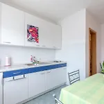 Charming With Balcony דירה