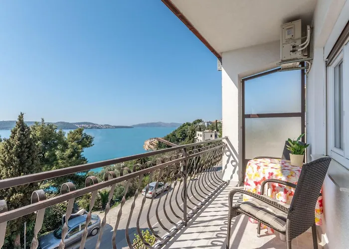 Charming With Balcony Apartment *