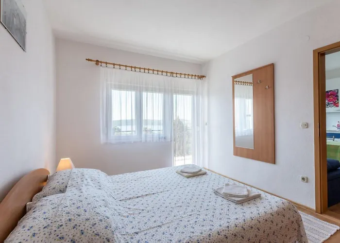Charming With Balcony Apartment Trogir