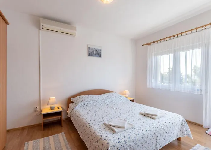Charming With Balcony Apartment Trogir