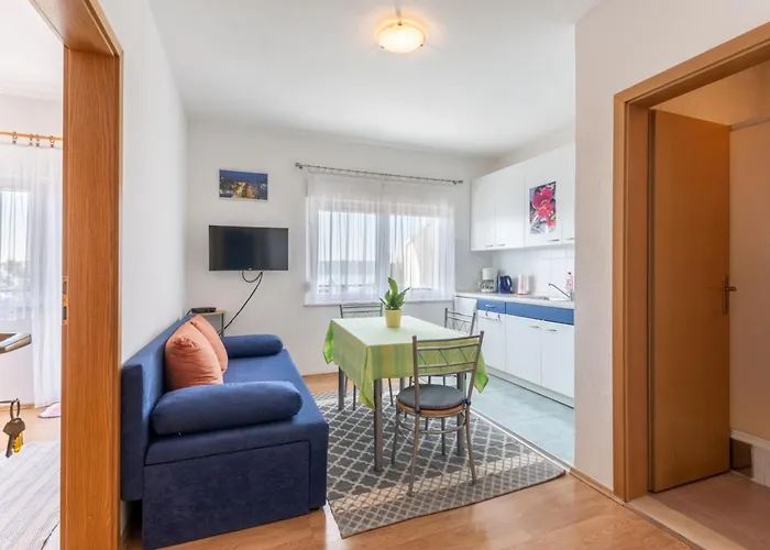 Charming With Balcony Apartment Trogir