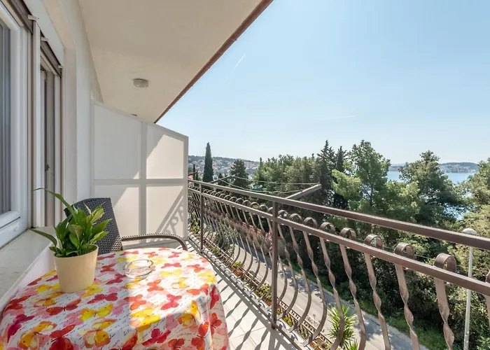 Charming With Balcony Apartment Trogir